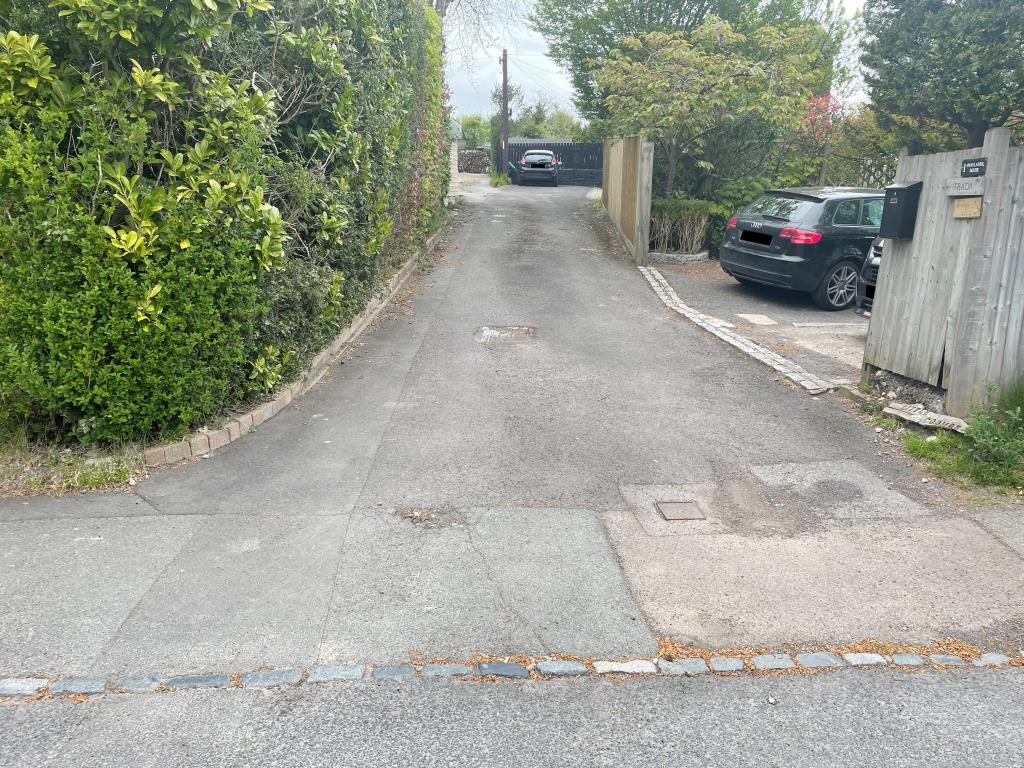 Lot: 10 - ACCESS DRIVEWAY TO THREE PROPERTIES IN ESTABLISHED RESIDENTIAL LOCATION -